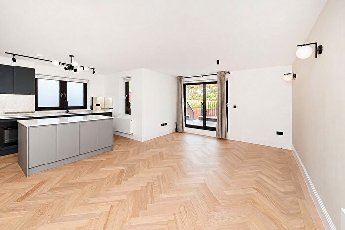 4 Bedroom Flat To Rent In Shakespeare Road, London, NW7