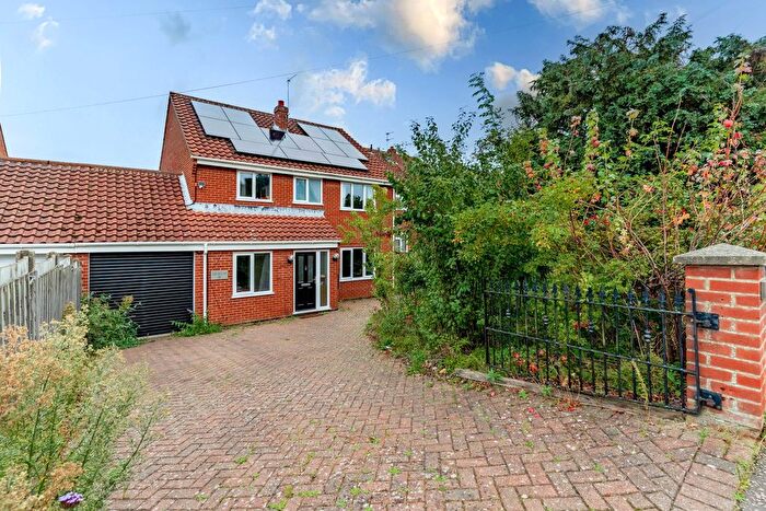 4 Bedroom Link Detached House For Sale In Gurney Road, New Costessey, NR5