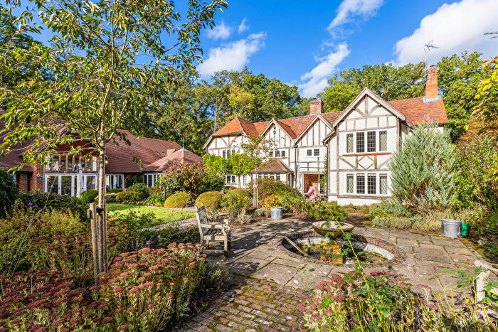 6 Bedroom House For Sale In Chatter Alley, Dogmersfield, RG27
