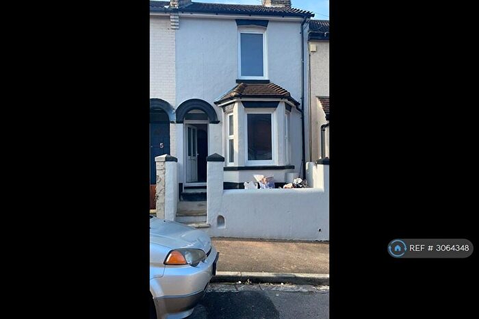 3 Bedroom Terraced House To Rent In Curzon Road, Chatham, ME4