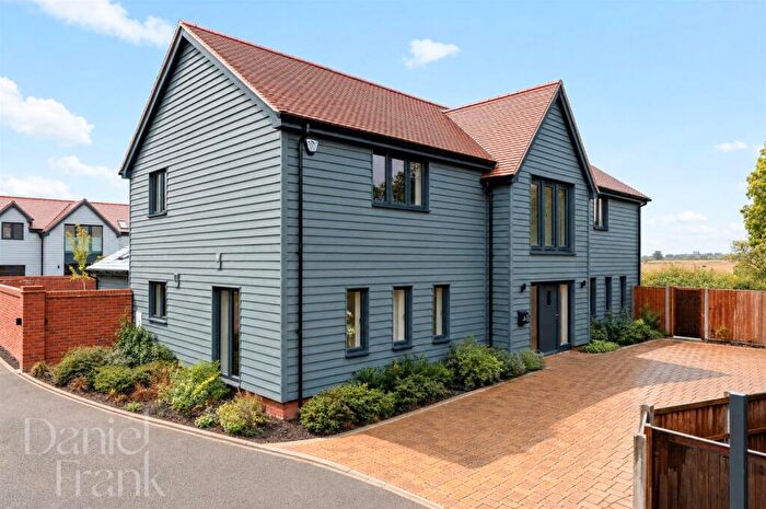 4 Bedroom Detached House For Sale In Epping Lane, Stapleford Tawney, RM4