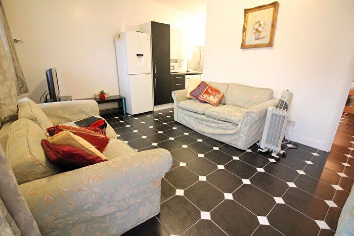 1 Bedroom Flat To Rent In Wilton Road, Hounslow, TW4
