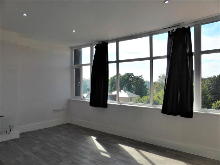 Studio To Rent In York Avenue -, P11