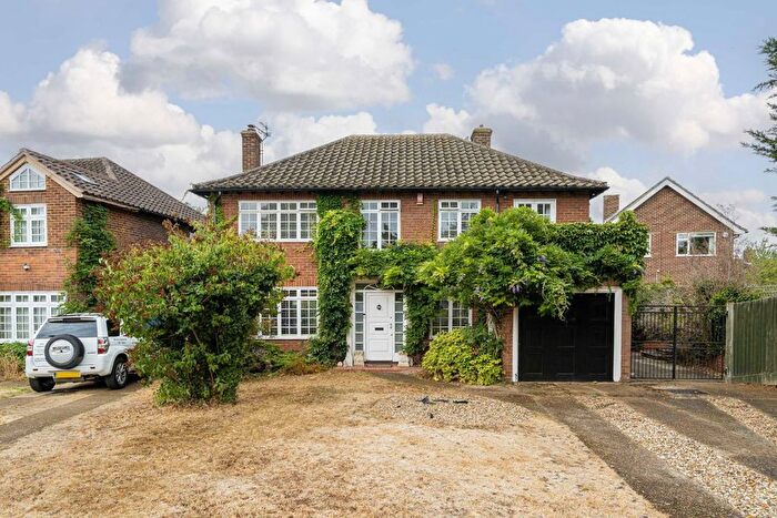 4 Bedroom Detached House For Sale In Springfield Grove, Sunbury-On-Thames, TW16