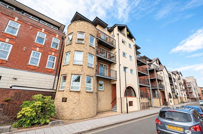 2 Bedroom Flat For Sale In Lower Canal Walk, Southampton, Hampshire, SO14