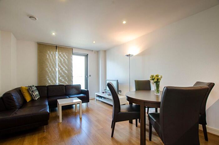 3 Bedroom Flat To Rent In Bow Common Lane, Bow, London, E3