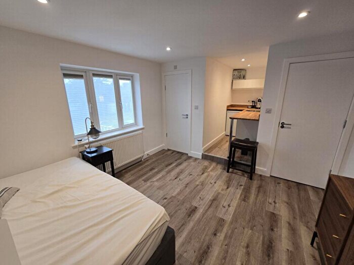 Flat To Rent In St David's Place, Hendon, NW4
