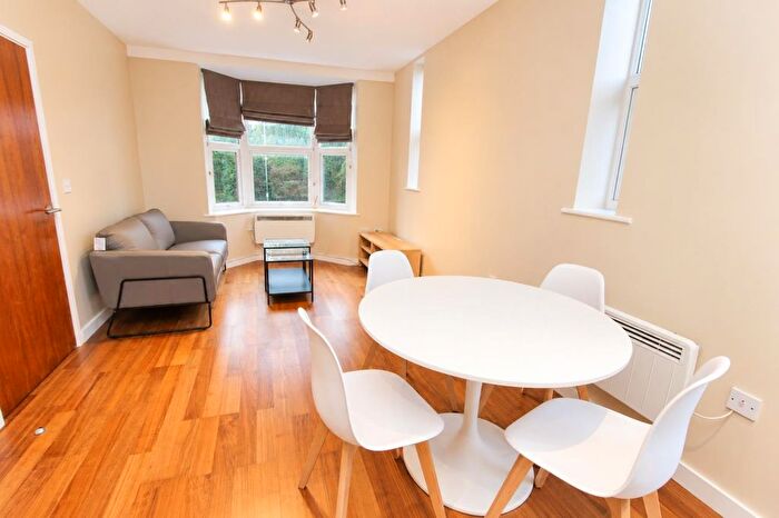 2 Bedroom Flat To Rent In Ring Road Moortown, Leeds, LS17