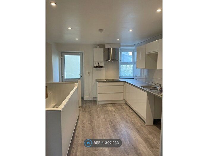 2 Bedroom Flat To Rent In Hatfield Road, Torquay, TQ1