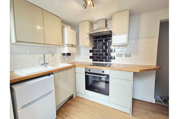 2 Bedroom Flat To Rent In Harbour Parade, Thanet, Ramsgate, CT11