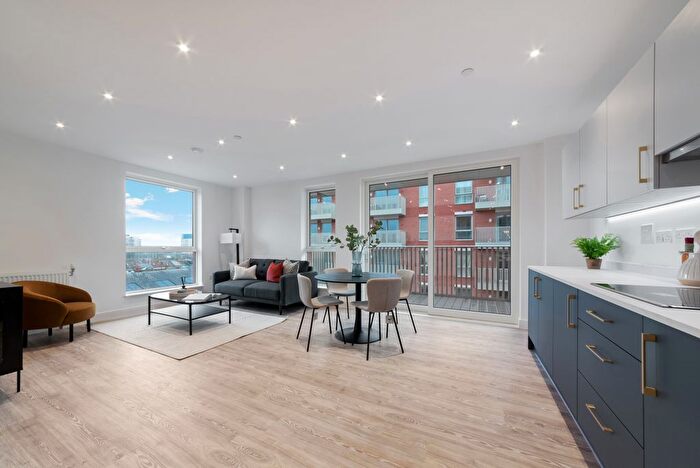 3 Bedroom Flat To Rent In Dukes Road, Wood Street, Walthamstow, E17