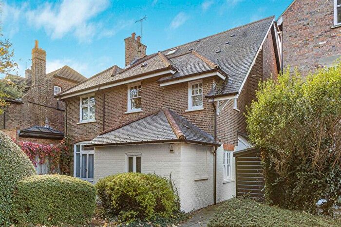 2 Bedroom Flat For Sale In Milton Road, Harpenden, AL5