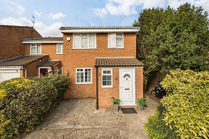 3 Bedroom Semi-Detached House To Rent In Poplar Grove, New Southgate, N11