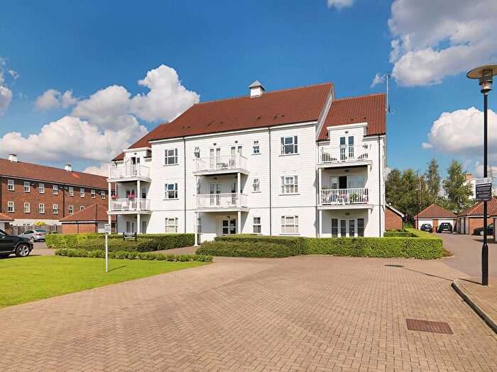 3 Bedroom Flat For Sale In Beaumont Drive, Woodbridge Court, KT4
