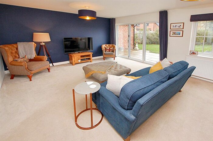 3 Bedroom Semi-Detached House For Sale In Hawthornden Grove, Yalding, ME18