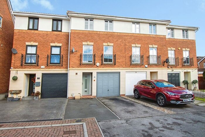 3 Bedroom Town House For Sale In Mill View, Alverthorpe, Wakefield, West Yorkshire, WF2