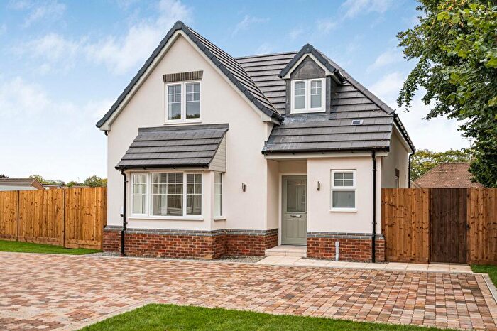 3 Bedroom Detached House For Sale In Blossom Close, Luton, LU3
