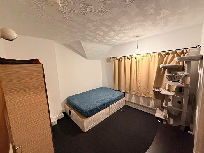 1 Bedroom End Of Terrace House To Rent In Stoneleigh Avenue, Enfield, EN1