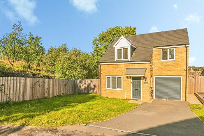 3 Bedroom Detached House For Sale In Thimble Lane, Bradford, BD7