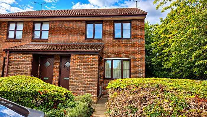 1 Bedroom Maisonette For Sale In Swallow Close, Greenhithe, DA9