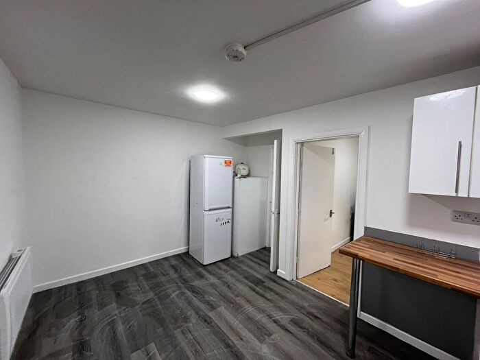 2 Bedroom Flat To Rent In Inverness Road, Southall, UB2