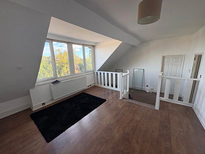 1 Bedroom Flat To Rent In Ashleigh Court, Leicester, LE2