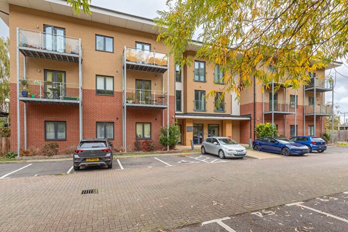 1 Bedroom Flat For Sale In Catteshall Lane, Weyside Park, Godalming, GU7