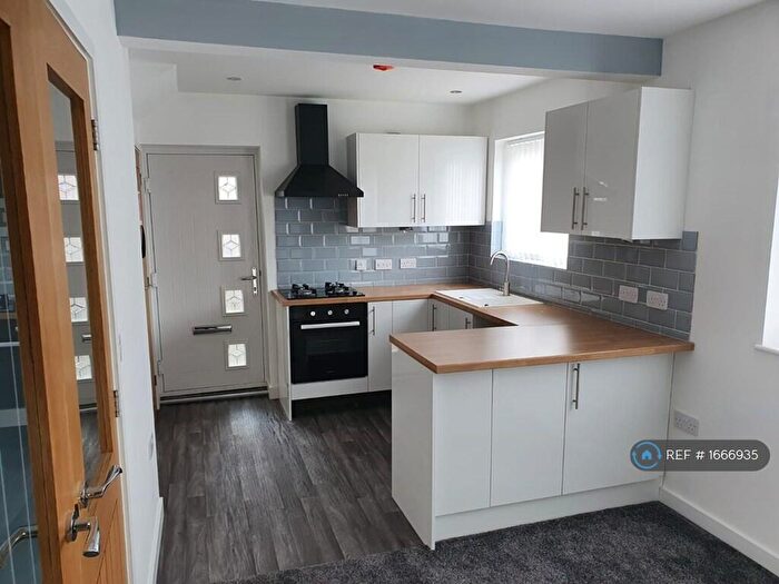 3 Bedroom Semi-Detached House To Rent In Astley Lane, Leeds, LS26