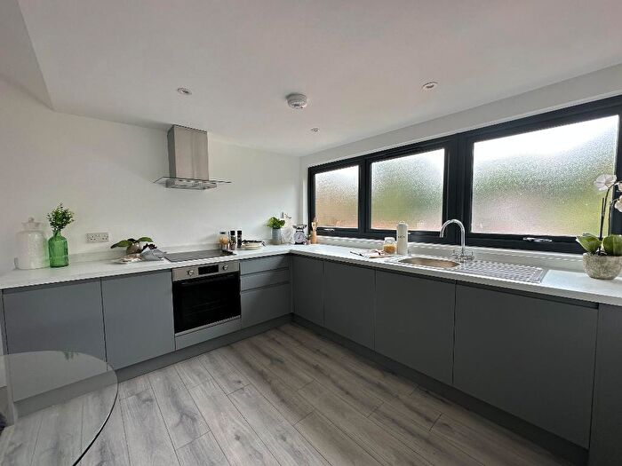 2 Bedroom Flat For Sale In Whyteleafe Hill, Whyteleafe, CR3