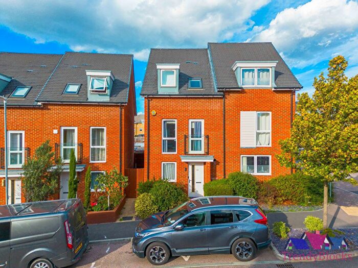 4 Bedroom End Of Terrace House For Sale In Burroughs Drive, Dartford, DA1