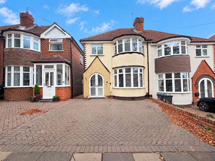 3 Bedroom Semi-Detached House For Sale In Grayswood Park Road, Quinton, Birmingham, B32