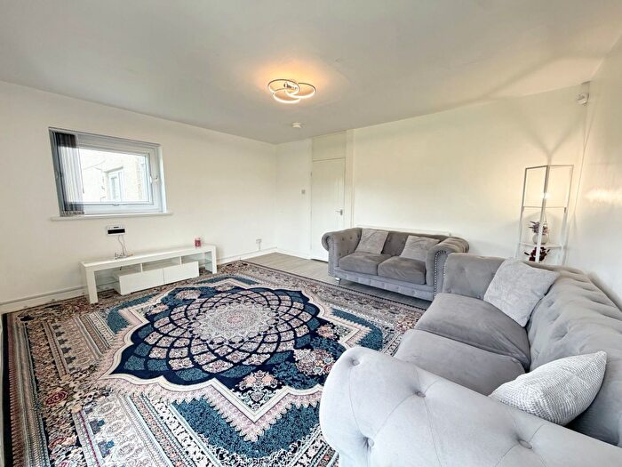 3 Bedroom Flat To Rent In Queenshill Avenue, Moortown, Leeds, LS17