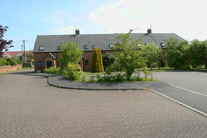 2 Bedroom Flat To Rent In Poplars Close, Stone, HP17