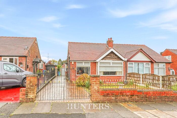 3 Bedroom Semi-Detached Bungalow For Sale In Crossby Close, Alkrington, Middleton, M24