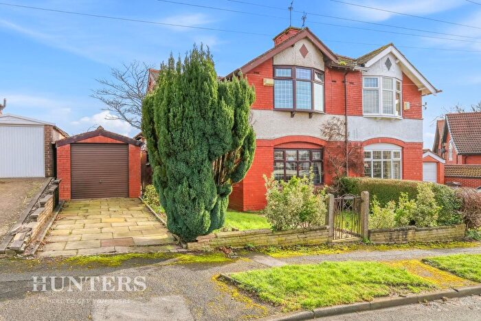 3 Bedroom Semi-Detached House For Sale In Southway, Oldham, OL8