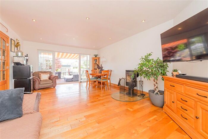 3 Bedroom Detached Bungalow For Sale In Woodland Close, New Barn, Longfield, Kent, DA3