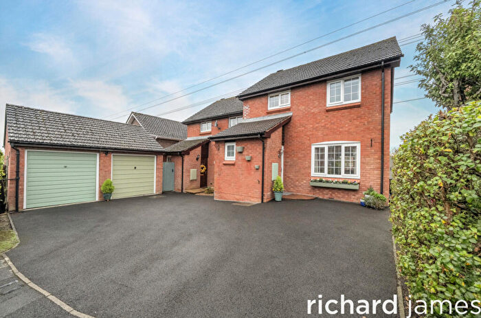 3 Bedroom Semi-Detached House For Sale In Coppice Close, Woodhall Park, Swindon, SN2