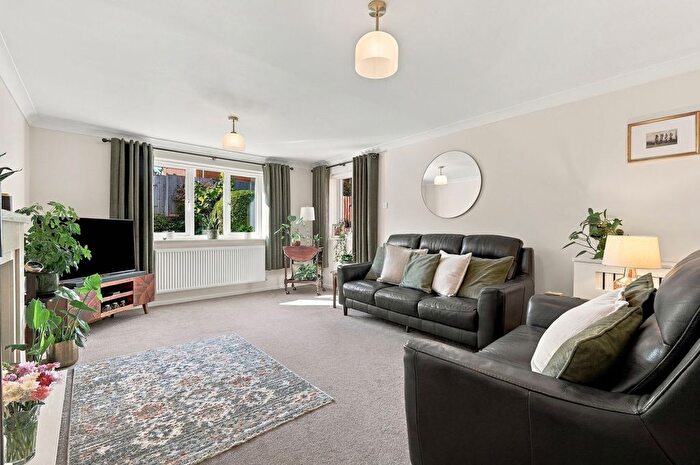 4 Bedroom Detached House For Sale In Redwing Close, Stevenage, SG2