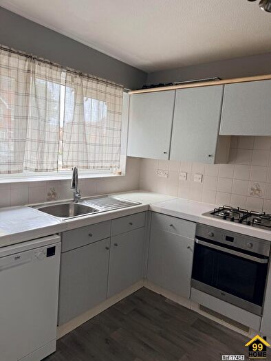 3 Bedroom Semi-Detached House To Rent In Chiltern Close, Worcester Park, United Kingdom, KT4