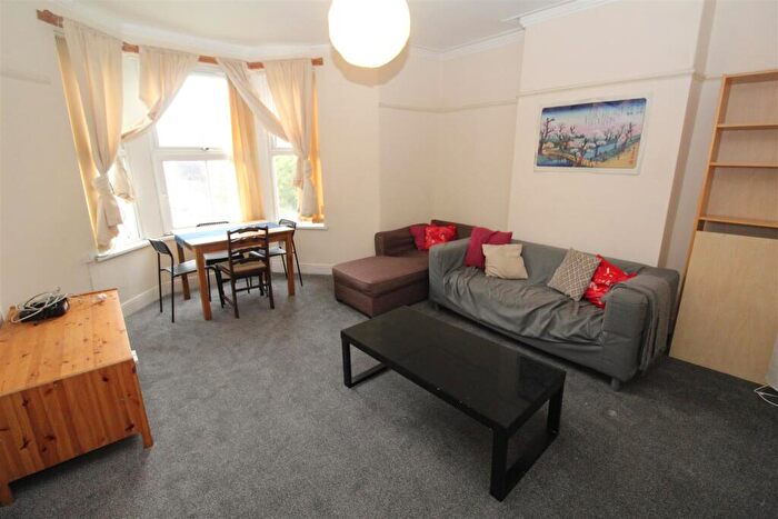 3 Bedroom Flat To Rent In Oakfield Street, Roath, Cardiff, CF24