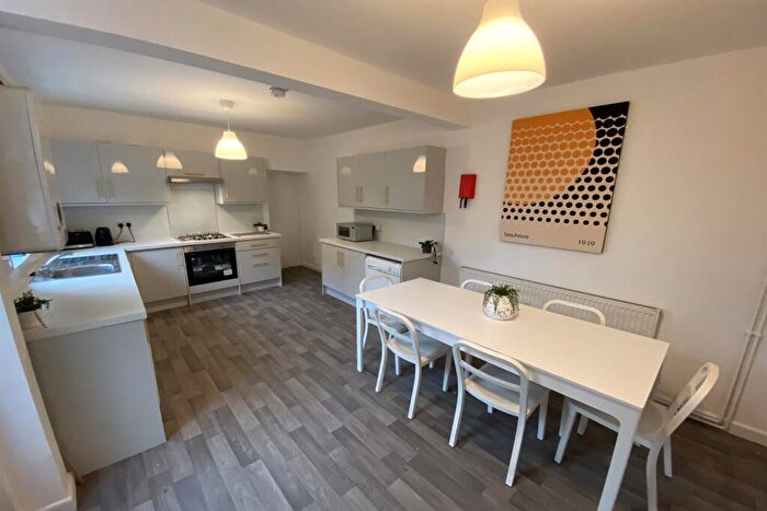 4 Bedroom Semi-Detached House To Rent In Broadgate, Beeston, NG9