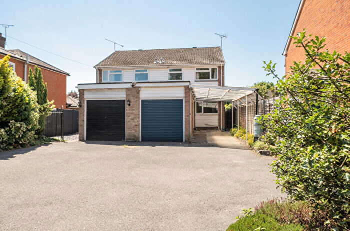 3 Bedroom Semi-Detached House For Sale In Guildford Road, Lightwater, Surrey, GU18