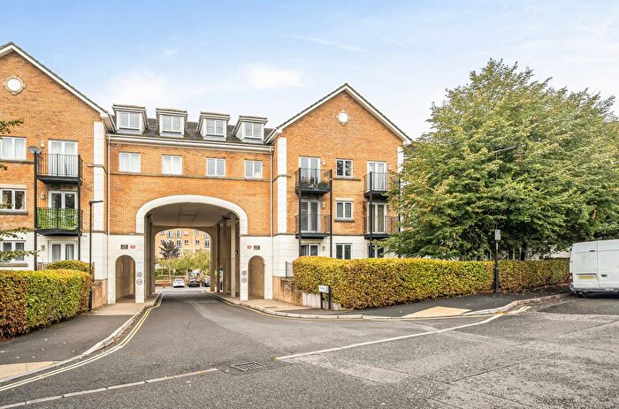 2 Bedroom Flat For Sale In The Dell, Southampton, Hampshire, SO15