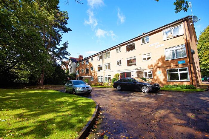 2 Bedroom Flat For Sale In Warwick Court, Moseley, B13