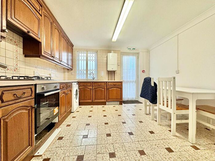 4 Bedroom Semi-Detached House To Rent In Kemp Drive, London, E14
