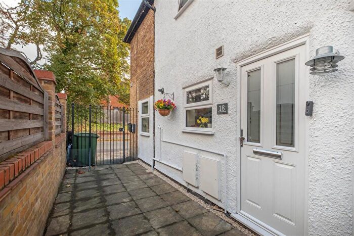 1 Bedroom Apartment For Sale In Thorkhill Road, Thames Ditton, KT7