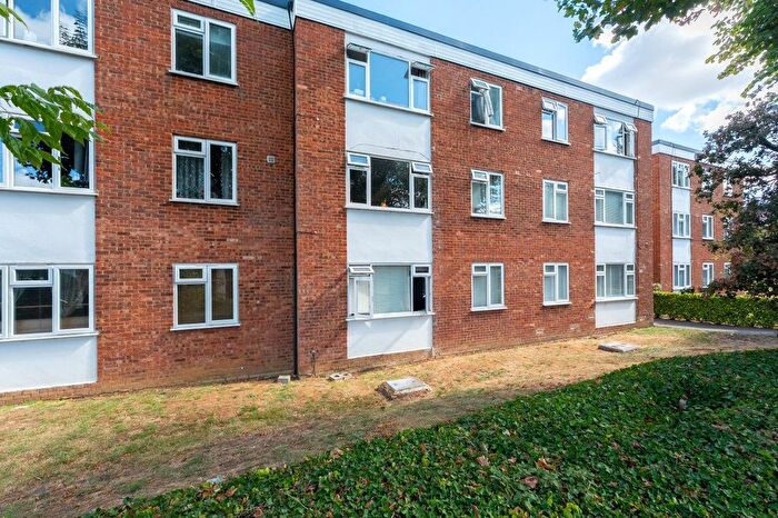 2 Bedroom Flat For Sale In Benhill Wood Road, Sutton, SM1