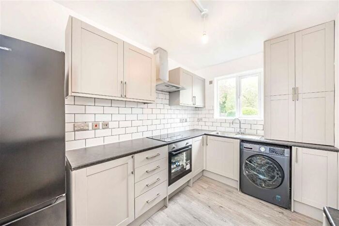 2 Bedroom Flat To Rent In Bewley Court, London, SW2