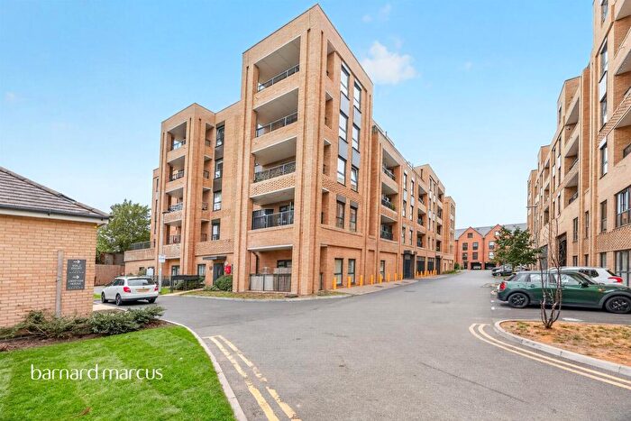 2 Bedroom Flat For Sale In Thimble Crescent, Wallington, SM6
