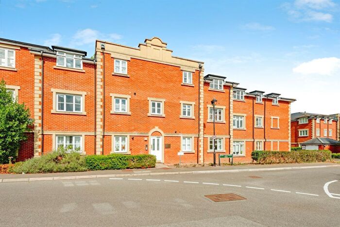 2 Bedroom Flat To Rent In Royal Earlswood Park, Redhill, RH1